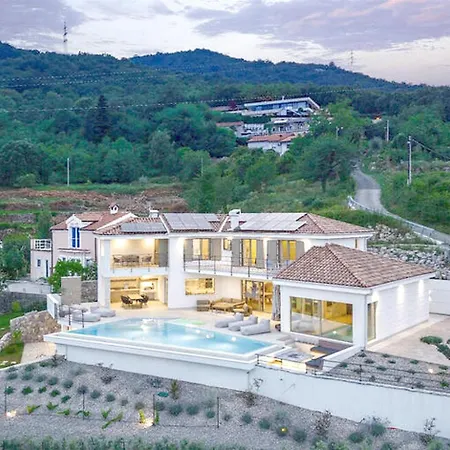 Luxurious Holiday Homebregi Holiday home