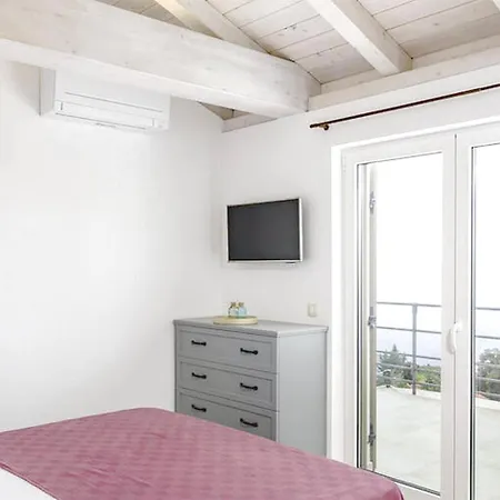 Luxurious Holiday Homebregi *